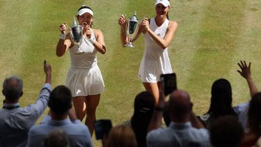 China's Guo Hanyu (L) and France's Kristina Mladenovic poses with their trophies after winning against Brazil's Luisa Stefani and Canada's Gabriela Dabrowski during their women's doubles final tennis match on the fourteenth day of the 2026 Wimbledon Championships at The All England Lawn Tennis and Croquet Club in Wimbledon, southwest London, on July 12, 2026. 
Adrian Dennis / AFP
