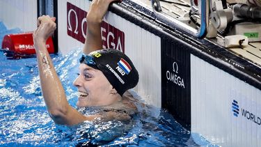 DOHA - Marrit Steenbergen wint de finale 100 vrij vrouwen tijdens de zesde dag van de wereldkampioenschappen langebaan zwemmen. De WK was een van de mogelijkheden voor de Nederlandse zwemmers om limieten te zwemmen voor de Spelen van Parijs in 2024. ANP KOEN VAN WEEL