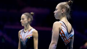 2022-11-05 12:03:10 LIVERPOOL - Sanna Veerman (r) en Naomi Visser tijdens de training voor de toestelfinale brug voor dames op het WK turnen in Liverpool. ANP IRIS VAN DEN BROEK