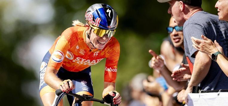 MONTREAL - Demi Vollering solo aan de leiding tijdens de wegwedstrijd bij de vrouwen op de wereldkampioenschappen wielrennen. ROBIN VAN LONKHUIJSEN / ANP