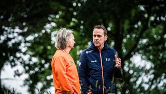 ACHTKARSPELEN Jeroen Otter en Koos Moerenhout tijdens het Nederlands kampioenschap tijdrijden. Wielerbond KNWU meldde eerder dat Surhuisterveen de organisatie overnam van Lochem. Deze gemeente had vanwege de NAVO-top in juni in Den Haag geen politieagenten beschikbaar om de wedstrijd te begeleiden. ANP SIESE VEENSTRA