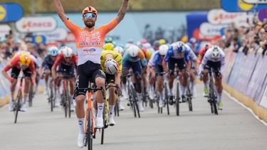 epa12864765 Italian cyclist Filippo Ganna of team Ineos Grenadiers crosses the finish line to win the 184,6 kilometres Dwars door Vlaanderen one-day cycling race from Roeselare to Waregem, in Waregem, Belgium, 01 April 2026.  EPA/OLIVIER MATTHYS