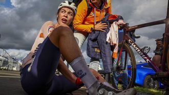 WIJSTER - Mischa Bredewold reageert na het winnen van de wegwedstrijd voor vrouwen elite tijdens de Europese kampioenschappen wielrennen op de Col du Vam (Vam-berg) in Midden-Drenthe, Nederland, op 23 september 2023. ANP VINCENT JANNINK