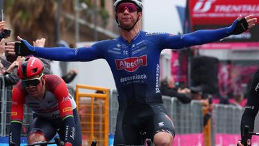 2023-05-10 17:51:18 Alpecin-Deceuninck's Australian rider Kaden Groves celebrates as he crosses the finish line to win the fifth stage of the Giro d'Italia 2023 cycling race in Salerno, on May 10, 2023. 
Luca Bettini / AFP