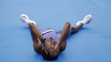 epa11686359 Ethiopian athlete Yomif Kejelcha reacts after breaking a new world record with a time of 57 minutes and 30 seconds, during the Valencia's Half Marathon held in Valencia, eastern Spain, 27 October 2024.  EPA/Biel Alino