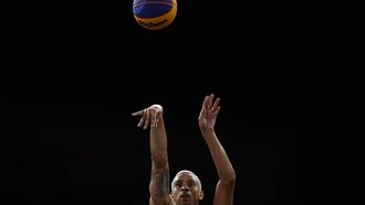 epa11528971 Worthy de Jong of the Netherlands in action during the Men's gold medal game France vs the Netherlands of the 3x3 Basketball competitions in the Paris 2024 Olympic Games, at La Concorde in Paris, France, 05 August 2024.  EPA/YOAN VALAT