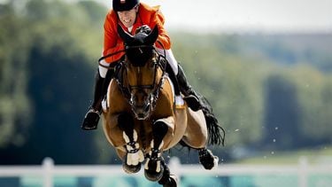 PARIJS - Maikel van der Vleuten met zijn paard Beauville Z in actie tijdens de barrage van de finale voor individuele springruiters van de olympische paardensportwedstrijden in de tuinen van paleis Versailles. ANP KOEN VAN WEEL