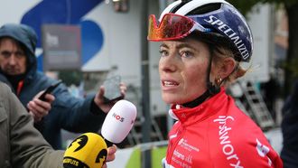epa11284836 Second placed Dutch rider Demi Vollering of Team SD Worx Protime speaks to journalists after the Fleche Wallonne Feminine cycling race over 146km from Huy to Huy, Belgium, 17 April 2024.  EPA/FRANCOIS WALSCHAERTS