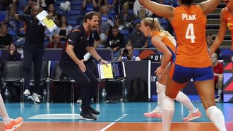 2023-08-22 18:07:23 epa10813806 Head coach of Netherlands Felix Koslowski celebrates with players after winning the EuroVolley 2023 pool D volleyball match between Netherlands and France, in Tallinn, Estonia, 22 August 2023.  EPA/TOMS KALNINS