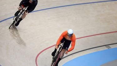 epa11537337 Hamish Turnbull of Great Britain and Jeffrey Hoogland of the Netherlands compete in the Men's Sprint quarterfinal of the Track Cycling  competitions in the Paris 2024 Olympic Games, at Saint-Quentin-en-Yvelines Velodrome in Saint-Quentin-en-Yvelines, France, 08 August 2024.  EPA/MARTIN DIVISEK