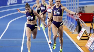 APELDOORN - Myrte van der Schoot en Lieke Klaver in actie tijdens de finale van de 400 meter op de tweede en laatste dag van het NK atletiek indoor. ROBIN VAN LONKHUIJSEN / ANP