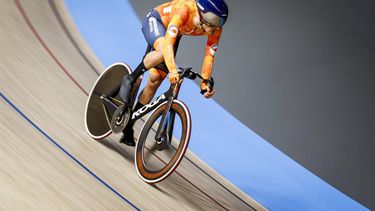 HEUSDEN-ZOLDER - Baanwielrenner Yanne Dorenbos in actie op de finale van de puntenkoers tijdens de tweede dag van de Europese kampioenschappen baanwielrennen in Belgie. ANP BAS CZERWINSKI