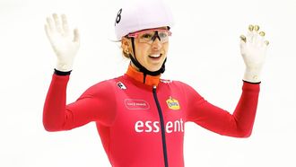 LEEUWARDEN - Suzanne Schulting juicht na het winnen van de finale 1500 meter op de laatste dag van het Daikin NK Shorttrack in de Elfstedenhal. VINCENT JANNINK / ANP