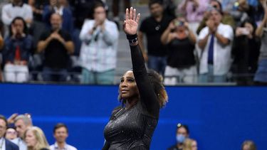 USA's Serena Williams waves to the audience after losing against Australia's Ajla Tomljanovic during their 2022 US Open Tennis tournament women's singles third round match at the USTA Billie Jean King National Tennis Center in New York, on September 2, 2022. 
TIMOTHY A. CLARY / AFP