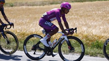 UAE Team Emirates - XRG Ecuadorian rider Jhonatan Narvaez wearing the best sprinter's cyclamen jersey during the 15th stage of the Giro d'Italia 2026 - Tour of Italy cycling race between Voghera and Milan, Italy, on May 24, 2026. Uno X Mobility Norwegian rider Fredrik Dversnes won the stage ahead Team Polti VisitMalta Italian rider Mirco Maestri and Bardiani CSF 7 Saber Italian rider Martin Marcellusi.
Luca Bettini / AFP