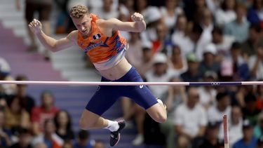 epa11522181 Sven Roosen of the Netherlands competes in the Pole Vault of the Decathlon event of the Athletics competitions in the Paris 2024 Olympic Games, at the Stade de France stadium in Saint Denis, France, 03 August 2024.  EPA/YOAN VALAT