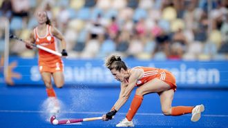 MONCHENGLADBACH - Xan de Waard van Nederland (r) van Nederland  in actie tegen Duitsland tijdens een poulefase wedstrijd op het EK Hockey in het HockeyPark stadion. ANP ROBIN VAN LONKHUIJSEN