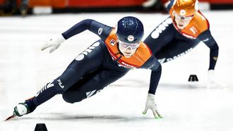 ROTTERDAM - Xandra Velzeboer (NED) tijdens de kwartfinale 1000 meter vrouwen op het WK shorttrack in Ahoy. ANP IRIS VAN DEN BROEK