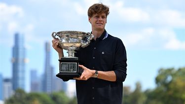 epa11855640 Jannik Sinner of Italy poses with his trophy after winning the Australian Open men’s singles title in Melbourne, Australia, 27 January 2025. Sinner is celebrating his second consecutive Australian Open men’s singles title.  EPA/JAMES ROSS AUSTRALIA AND NEW ZEALAND OUT