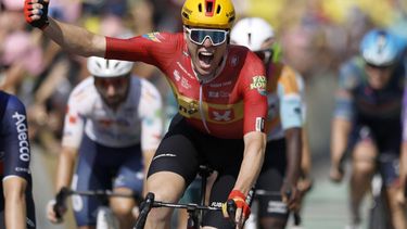 epa13113064 Norwegian cyclist Soren Waerenskjold of Uno-X Mobility celebrates as he crosses the finish line to win Stage 11 of the Tour de France, a 161.3 km route from Vichy to Nevers, France, 15 July 2026.  EPA/YOAN VALAT