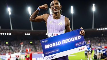 epa13195337 Alison dos Santos of Brazil poses with his new world record after winning in the 400m Hurdles Men final at the World Athletics Diamond League athletics meeting at the Letzigrund stadium in Zurich, Switzerland, 27 August 2026.  EPA/JEAN-CHRISTOPHE BOTT