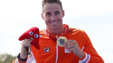 Gold medallist Netherlands' Jetze Plat celebrates during the victory ceremony for the men's PTWC para triathlon event at the Paris 2024 Paralympic Games at the Pont Alexandre III on September 2, 2024. 
Alain JOCARD / AFP