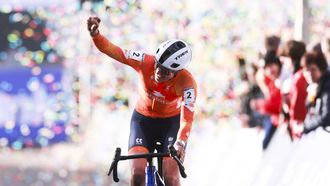 HULST - Wielrenster Lucinda Brand komt over de finish tijdens het WK veldrijden in het Zeeuwse Hulst. IRIS VAN DEN BROEK / ANP