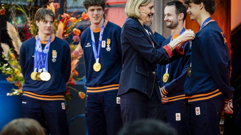 DEN HAAG - Mirjam Sterk, minister van Langdurige Zorg, Jeugd en Sport, spelt de shorttrackers een lintje op tijdens een huldiging van de Olympische medaillewinnaars en hun coaches in de Glazen Zaal. ANP REMKO DE WAAL