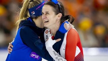 HEERENVEEN - Francesca Lollobrigida (ITA) en Martina Sáblíková (CZE) tijdens de 3000 meter allround vrouwen tijdens de derde dag van de WK allround en sprint in ijsstadion Thialf. SEM VAN DER WAL / ANP