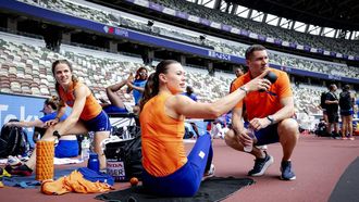 TOKIO - Pauline Hondema, Nadine Visser en coach Laurent Meuwly (VLNR) in het National Stadium, daags voor de start van het WK atletiek in Tokio. In totaal komen 53 Nederlandse atleten in actie tijdens de wereldkampioenschappen. ANP ROBIN VAN LONKHUIJSEN