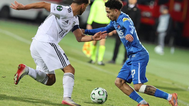 epa12758763 Ro-Zangelo Daal of AZ Alkmaar (R) and Hovhannes Hambardzumyan (L) of FC Noah in action during the UEFA Conference League play-offs 1st leg match between FC Noah and AZ Alkmaar, in Yerevan, Armenia, 19 February 2026.  EPA/HAYK BAGHDASARYAN