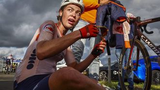 WIJSTER - Mischa Bredewold reageert na het winnen van de wegwedstrijd voor vrouwen elite tijdens de Europese kampioenschappen wielrennen op de Col du Vam (Vam-berg) in Midden-Drenthe, Nederland, op 23 september 2023. ANP VINCENT JANNINK