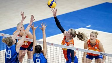 APELDOORN - Iris Vos (r) van Nederland in actie tegen Sarah Fahr en Alessia Orro van Italië tijdens de volleyball Nations League wedstrijd tussen Nederland en Italië in Omnisport, Apeldoorn. ANP ROBIN VAN LONKHUIJSEN