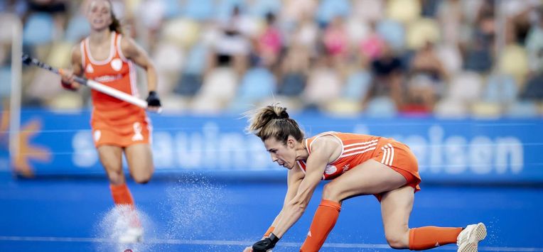 MONCHENGLADBACH - Xan de Waard van Nederland (r) van Nederland  in actie tegen Duitsland tijdens een poulefase wedstrijd op het EK Hockey in het HockeyPark stadion. ANP ROBIN VAN LONKHUIJSEN