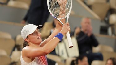 epa11382245 Iga Swiatek of Poland celebrates winning her women's singles third round match against Marie Bouzkova of Czech Republic at the French Open Grand Slam tennis tournament at Roland Garros in Paris, France, 31 May 2024.  EPA/TERESA SUAREZ