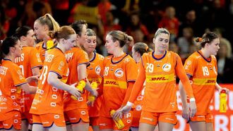 EINDHOVEN - De Nederlandse handbalsters na de nederlaag tegen Noorwegen tijdens de Golden League handbalwedstrijd. ANP IRIS VAN DEN BROEK