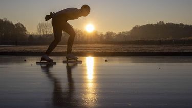 WINTERSWIJK - Sfeerbeeld van marathonschaatser Bart Vreugdenhil bezig met zijn poging het werelduurrecord op natuurijs te vestigen. De ijsbaan in Winterswijk is na een nacht flinke vorst goed genoeg voor een aanval op het record, dat een kleine honderd jaar geleden werd gevestigd door een Fransman. ANP VINCENT JANNINK