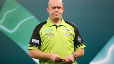 epa11052537 Michael van Gerwen of the Netherlands reacts during the Paddy Power World Darts Championship at Alexandra Palace in London, Britain, 01 January 2024.  EPA/DAVID CLIFF