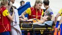 APELDOORN - Maureen Koster wordt behandeld aan een blessure tijdens de 3000 meter finale voor vrouwen op de vierde dag van het EK Indoor atletiek in Omnisport Apeldoorn. ANP ROBIN VAN LONKHUIJSEN