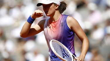 epa11393412 Iga Swiatek of Poland in action during her Women's Singles semi final match against Coco Gauff of the USA during the French Open Grand Slam tennis tournament at Roland Garros in Paris, France, 06 June 2024.  EPA/YOAN VALAT