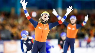 HEERENVEEN - Jorrit Bergsma (NED) wint tijdens de Massastart mannen op de laatste dag van de ICU derde wereldbeker schaatsen in het Thialf stadion. ANP VINCENT JANNINK