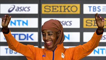 2023-08-27 20:52:23 Silver medalist Netherlands' Sifan Hassan celebrates during the podium ceremony for the women's 5000m during the World Athletics Championships in Budapest on August 27, 2023. 
Ferenc ISZA / AFP