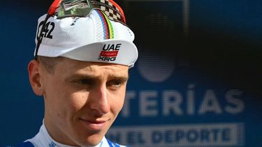 Team UAE's Slovenian rider Tadej Pogacar wearing the best climber's dotted jersey celebrates on the podium of the sixth stage of the Vuelta a Espana 2026, a 177,4 km race between Alcossebre and Castellon de la Plana on August 27, 2026.   
JOSE JORDAN / AFP