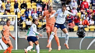 2023-07-27 14:24:29 WELLINGTON - Stefanie van der Gragt van Nederland in actie tegen Alex Morgan van de Verenigde Staten in het Sky Stadium op het WK voetbal in Nieuw-Zeeland en Australie. ANP / Masanori Udagawa