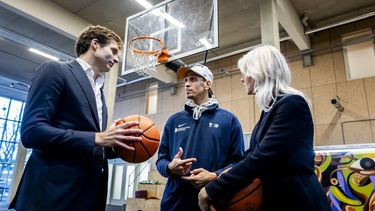 UTRECHT - Mona Keijzer (R), minister van Volkshuisvesting en Ruimtelijke Ordening, en Vincent Karremans (L), staatssecretaris Jeugd, Preventie en Sport, in gesprek met 3x3 basketballer Worthy de Jong in sportcomplex Younity waar een manifest wordt aangeboden door 53 organisaties die vragen om meer aandacht voor sport voor jongeren. ANP REMKO DE WAAL