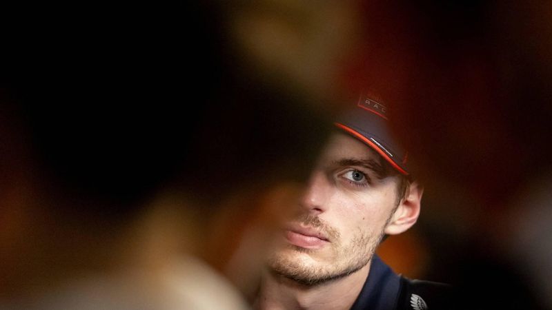 ABU DHABI - Max Verstappen (Red Bull Racing) staat de pers te woord het winnen van de Abu Dhabi Grand Prix op het Yas Marina Circuit. Lando Norris (McLaren), die als derde eindigde, pakte de wereldtitel. ANP SANDER KONING