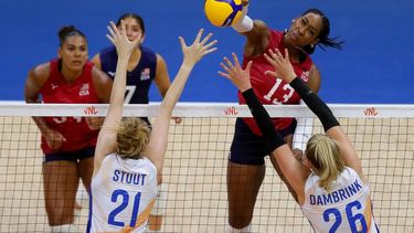 epa12189528 USA's Amber Igiede (C) in action against Netherlands' Britte Stuut (L) and Elles Dambrink (R) during the FIVB Volleyball Women's Nations League match between the Netherlands and USA in Belgrade, Serbia, 21 June 2025.  EPA/ANDREJ CUKIC