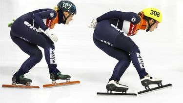 HEERENVEEN - Xandra Velzeboer, Suzanne Schulting (l-r) in actie in de tijdens de finale 1000 meter op de derde en laatste dag van de Dutch Open Shorttrack in Thialf. De Nederlandse schaatsers kunnen bij de DOS weer punten verdienen voor kwalificatie voor de eerste twee World Tour-wedstrijden. ANP VINCENT JANNINK