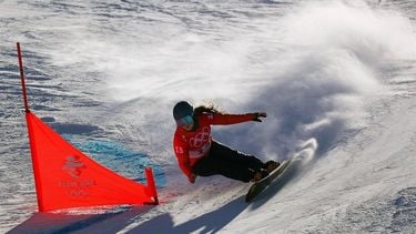 epa09737734 Michelle Dekker of the Netherlands competes during the Women's Snowboard Parallel Giant Slalom quarter final round at the Zhangjiakou Genting Snow Park at the Beijing 2022 Olympic Games in Beijing municipality, China, 08 February 2022.  EPA/MAXIM SHIPENKOV