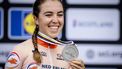 2023-08-13 17:38:53 GLASGOW - Shirin van Anrooij met haar zilveren medaille tijdens de medaille ceremonie het onderdeel wegwedstrijd U23 tijdens de wereldkampioenschappen wielrennen. De Schotse stad is van 3 tot en met 13 augustus het toneel van een wereldkampioenschap met meerdere fiets disciplines. ANP ROBIN VAN LONKHUIJSEN